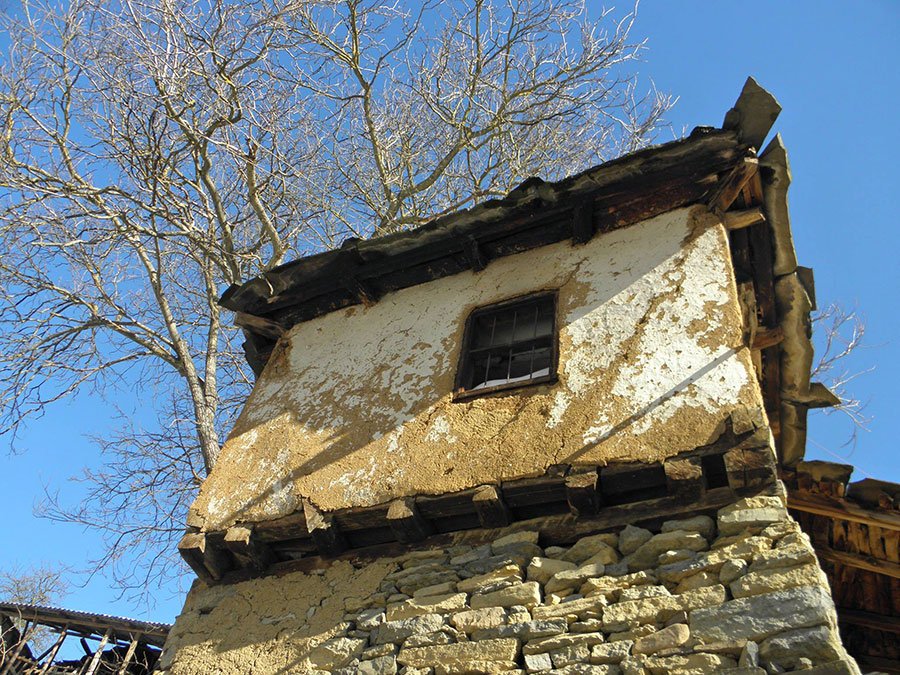 village de pierre de Gostuša