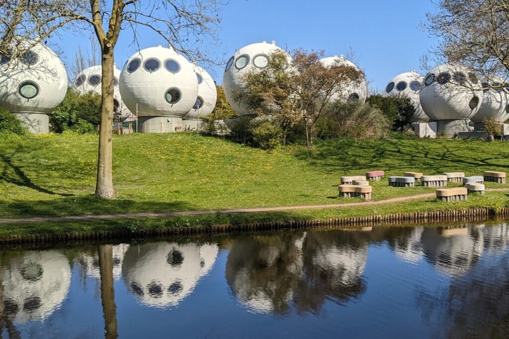maisons sphériques à Bolwoningen