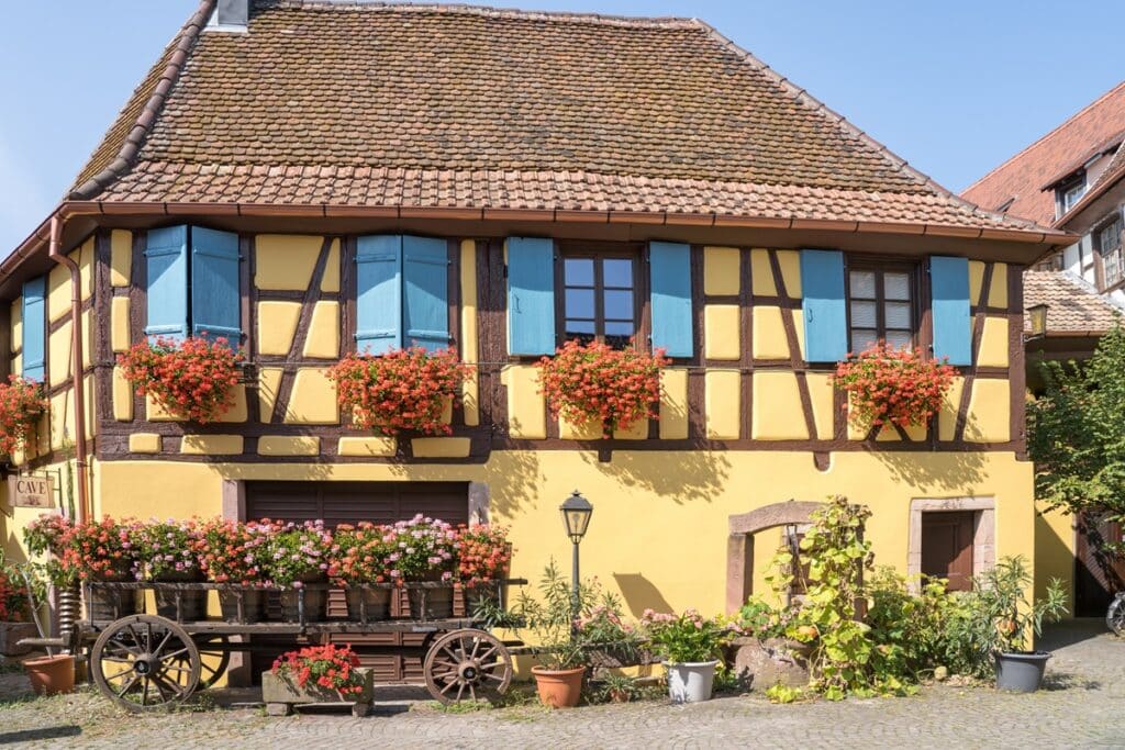 maison à coiombages jaune à Eguisheim