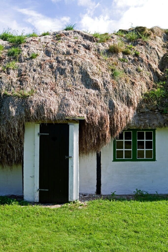 entrée de maison au toit d'algues à Læsø
