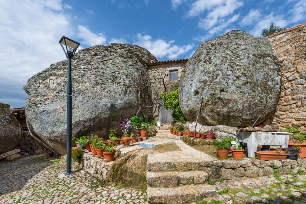 maison entre rochers à Monsanto