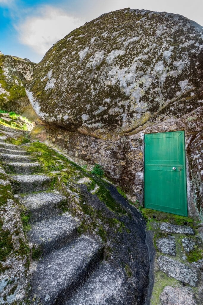 escalier et maison en pierre à Monsanto