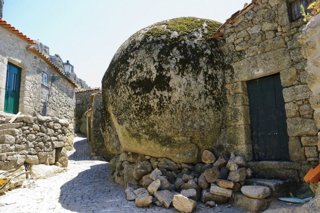 maison et rocher à Monsanto