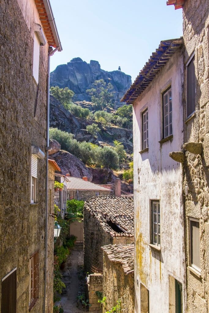 ruelle de monsanto au portugal