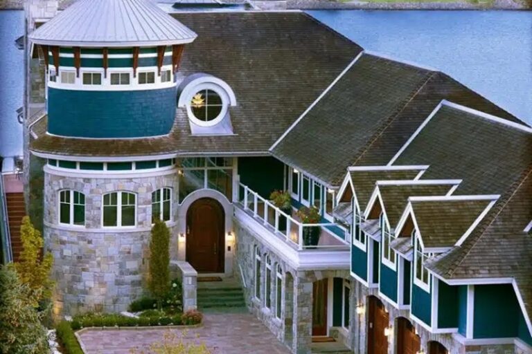 maison avec hangar à bateaux surplombant le lac Michigan
