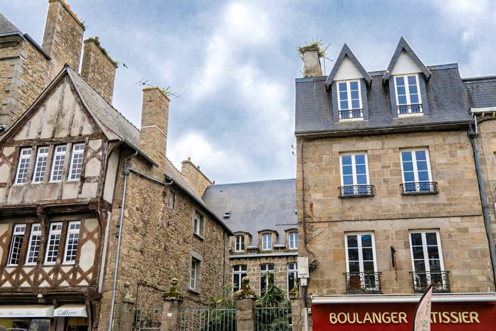maison à pans de bois et maison en pierre à Guingamp
