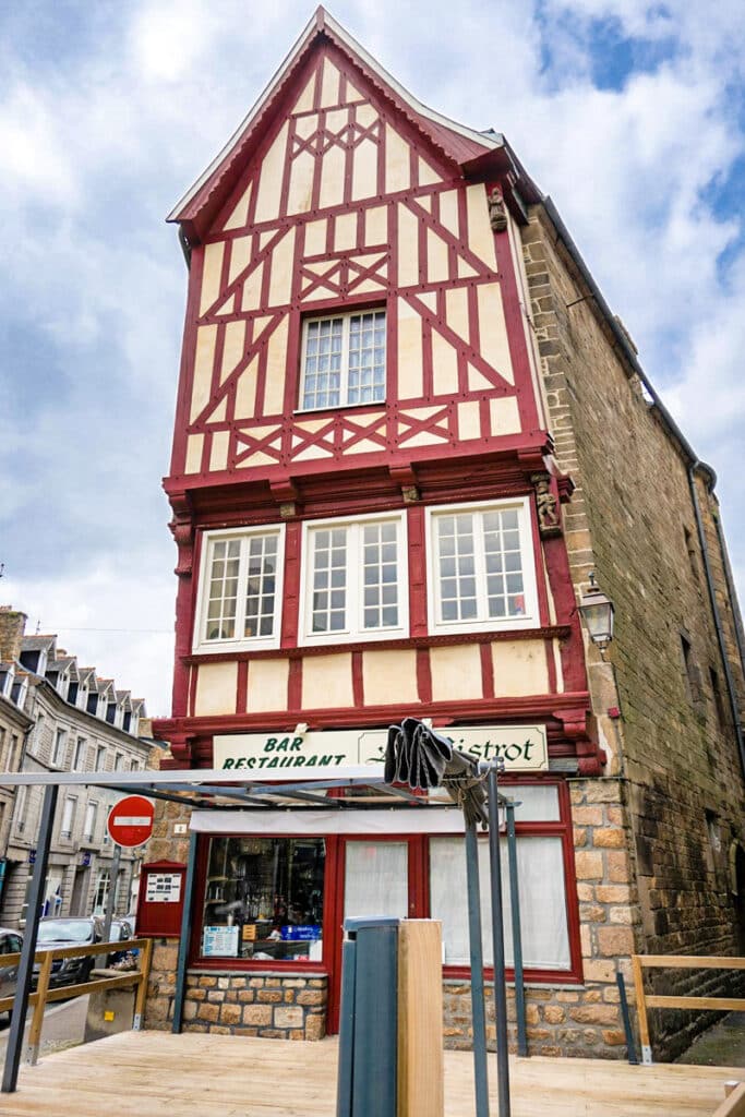 maison à pans de bois rénovée place du centre à Guingamp