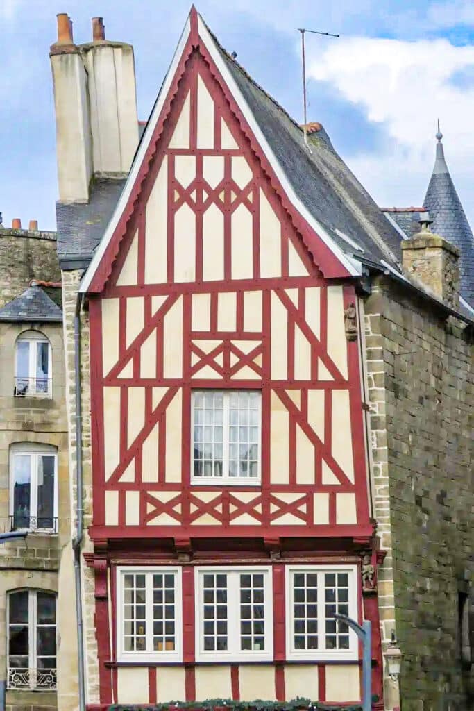 maison à pans de bois rénovée place du centre à Guingamp