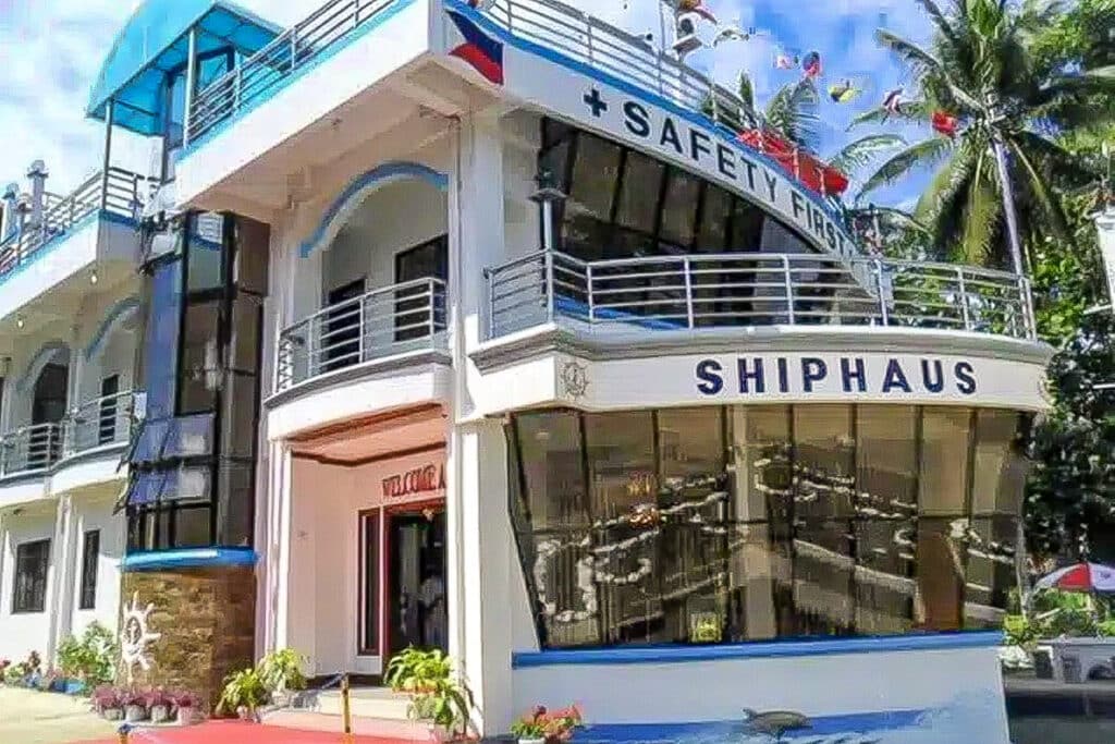 maison construite avec un bateau