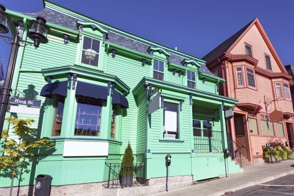 maisons colorées sur King Street à Lunenburg