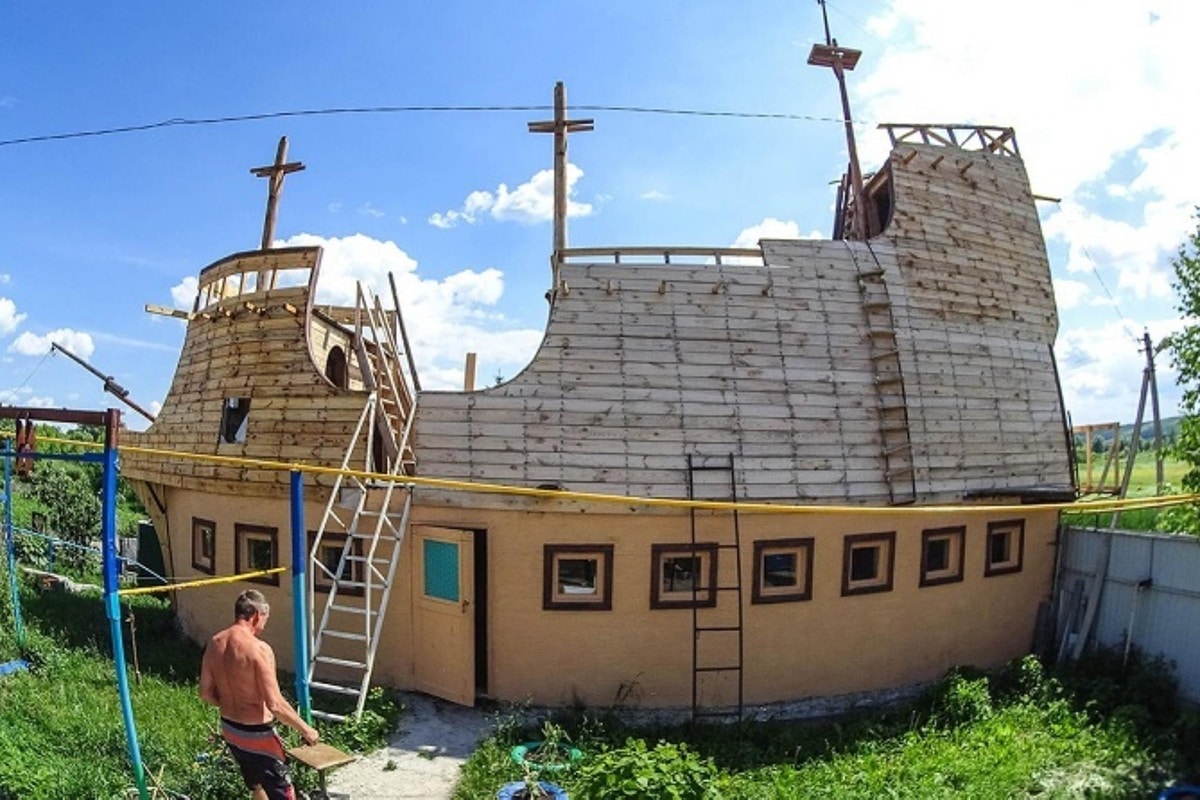 Un artisan construit un galion sur son atelier dans le village de Kupino