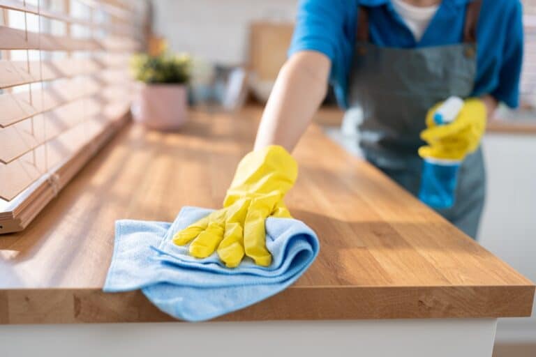 entretien plan de travail en bois dans une cuisine