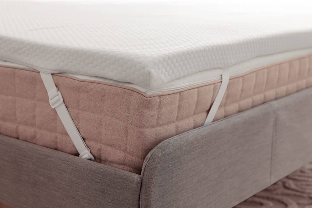 surmatelas au-dessus d'un matelas