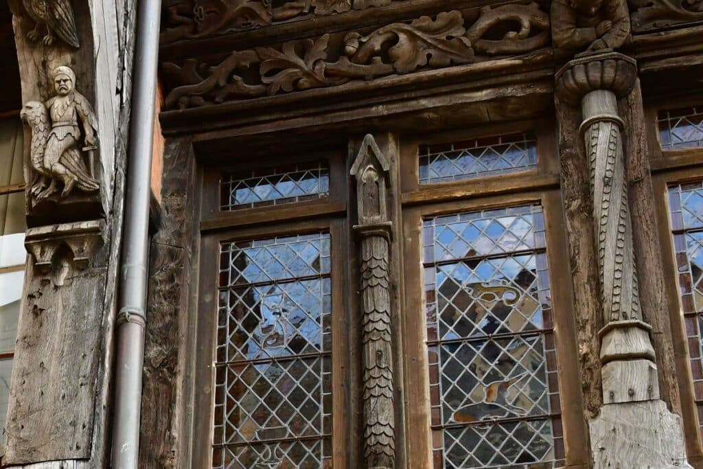 Manoir de la Salamandre sculpture en bois sur la façade