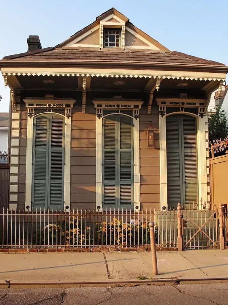 façade d'une ancienne shotgun house