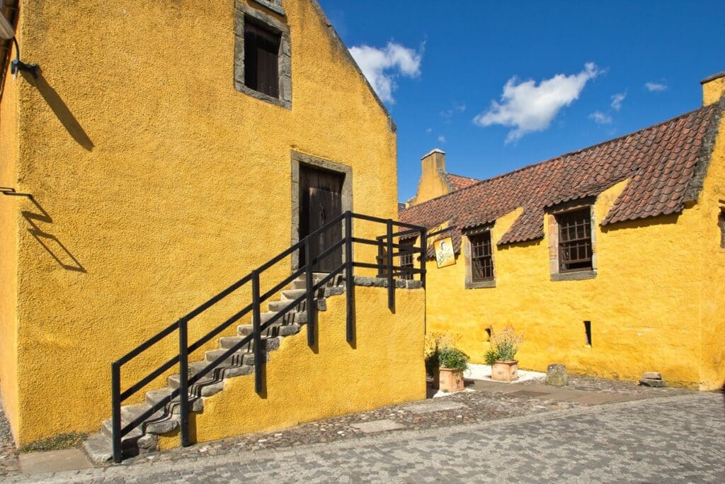 bâtiment ocre à Culross