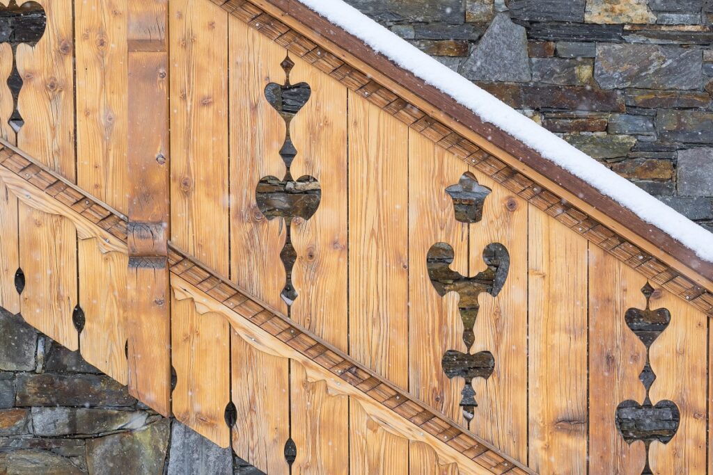 détail escalier chalet en bois de haute savoie