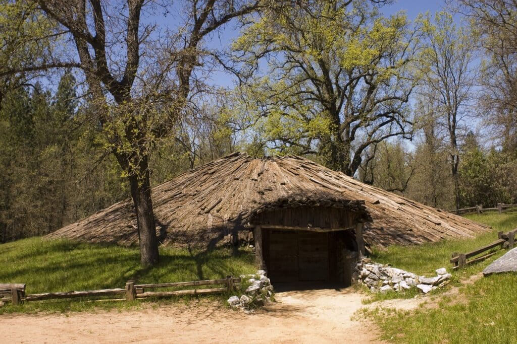 maisons d'hiver des Amérindiens Miwok
