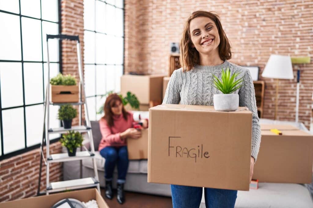 femme portant un carton