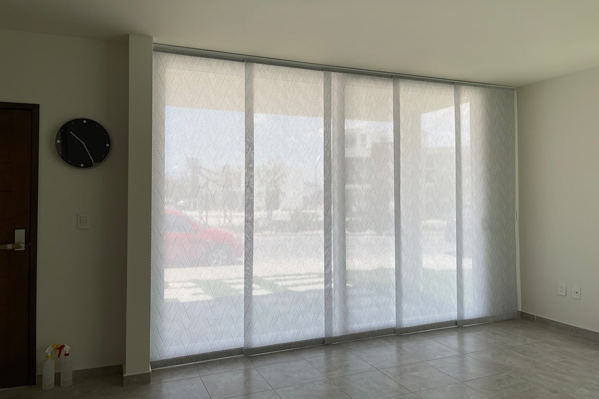 panneaux japonais devant une baie vitrée