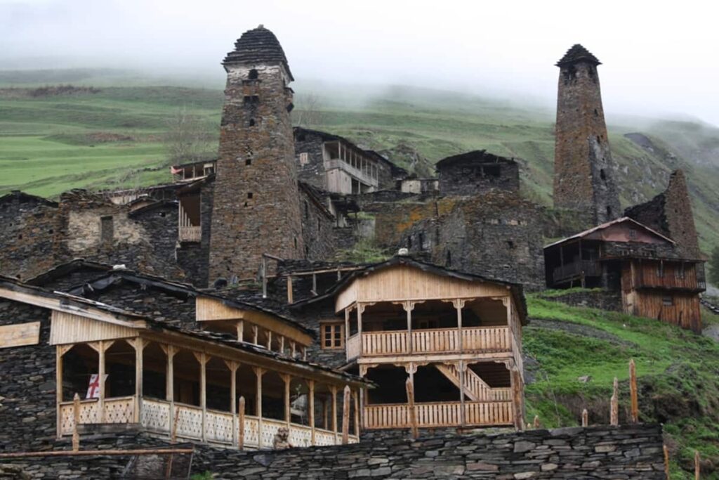 maisons traditionnelles et tour à Dartlo