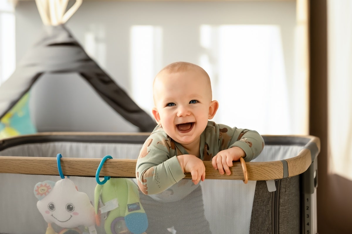 bébé dans un lit parapluie
