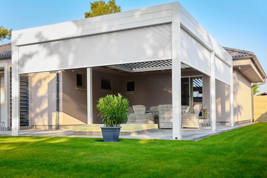 pergola bioclimatique sur une terrasse