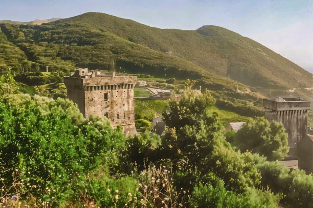 tours carrées au Cap Corse