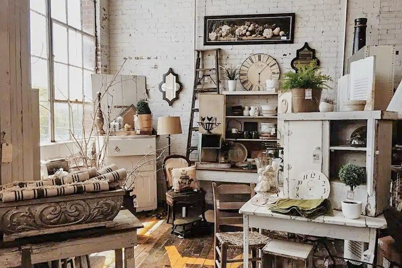 brocante vendant du mobilier vintage