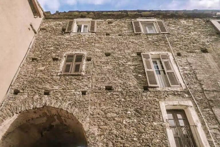 haute maison en pierre à Olmo