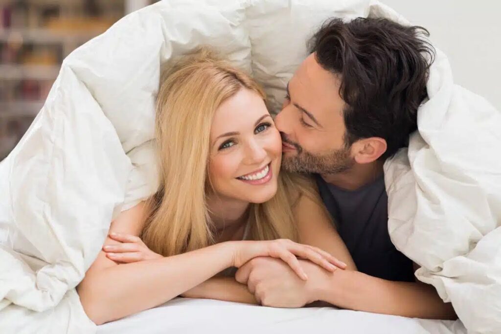 couple sous une couette bien chaude