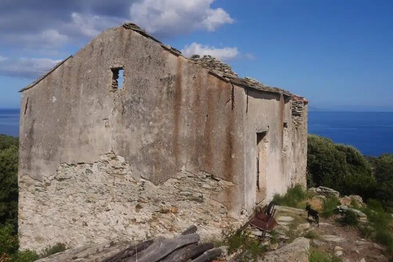 maison abandonnée dans le village de Meria