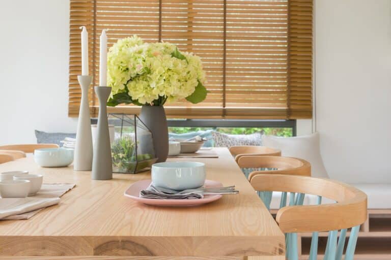 belle table en bois dans une salle à manger