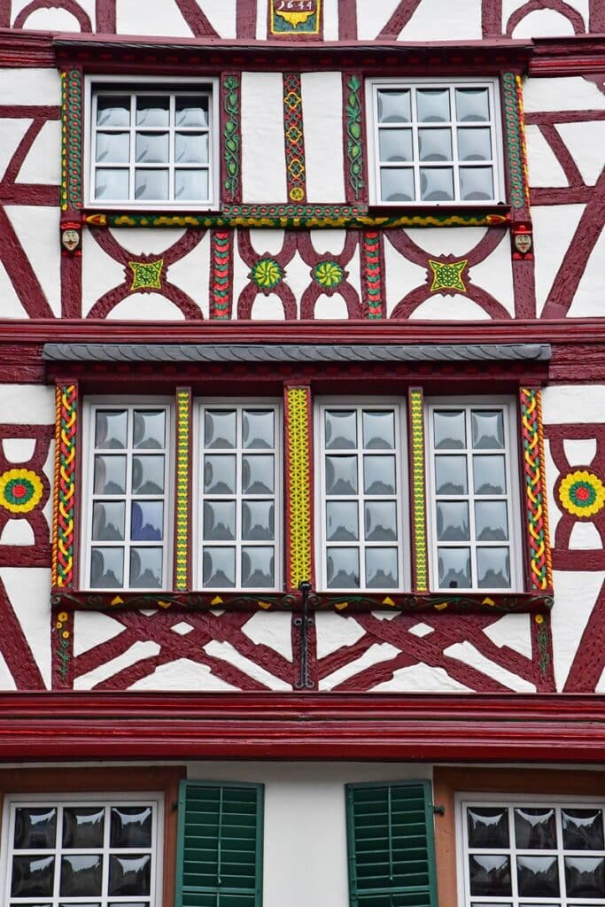Bernkastel façade maison à colombages ornée