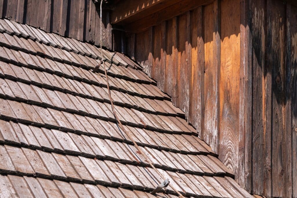 détail toiture d'une église en bois de Slovaquie