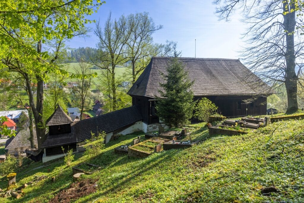 L'église en bois articulée de Lestiny