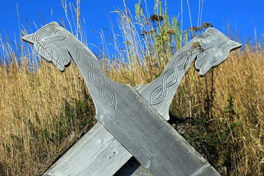 penneaux vikings de bois croisés