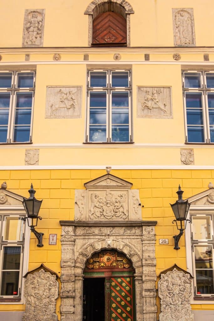 façade de la maison des têtes noires à Tallinn