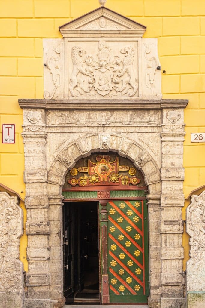 porte de la maison des têtes noires à Tallinn