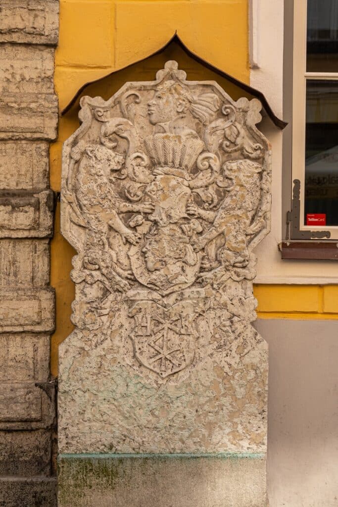 sculpture sur la façade de la maison des têtes noires à Tallinn