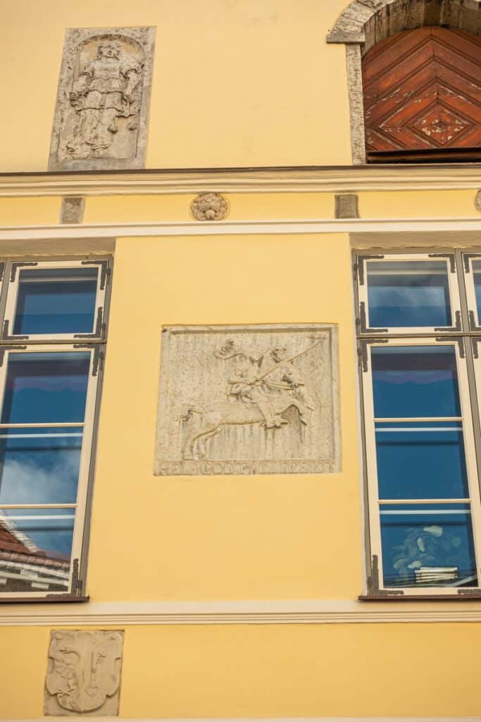 détails façade de la maison des têtes noires à Tallinn