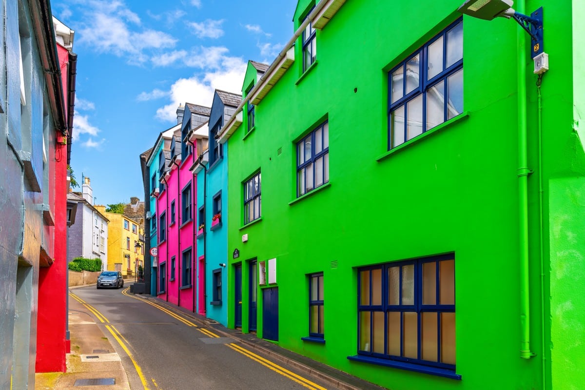 maisons colorées de Kinsala en Irlande