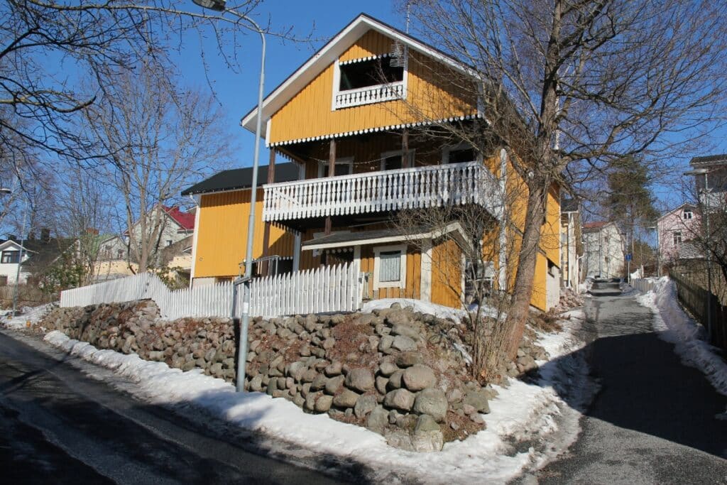 Tampere maison en bois jaune