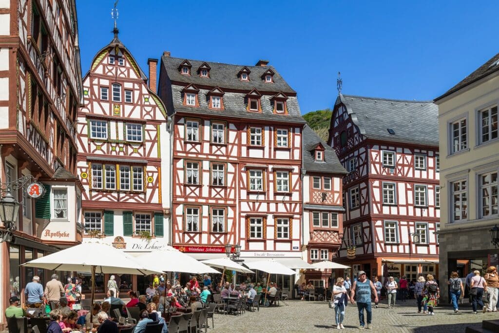 place du marché de Bernkastel et ses maisons à colombages