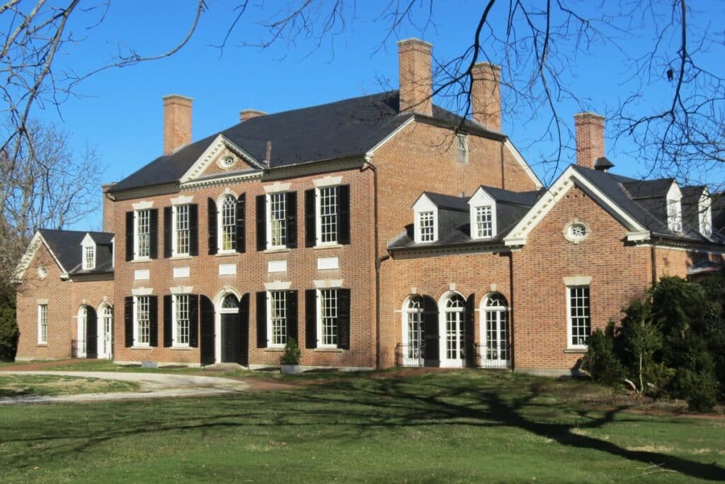 bâtiment de style fédéral en briques