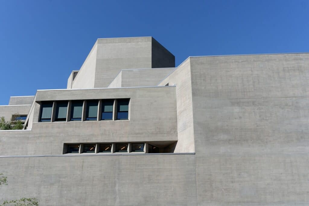 bâtiment brutaliste en béton