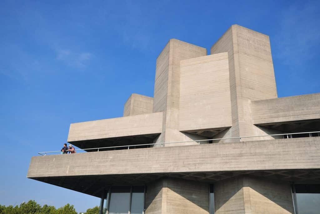 bâtiment brutaliste en béton