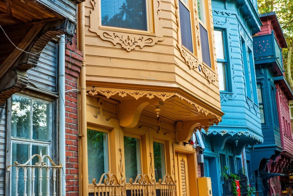 belles fenêtes en bois à Istanbul
