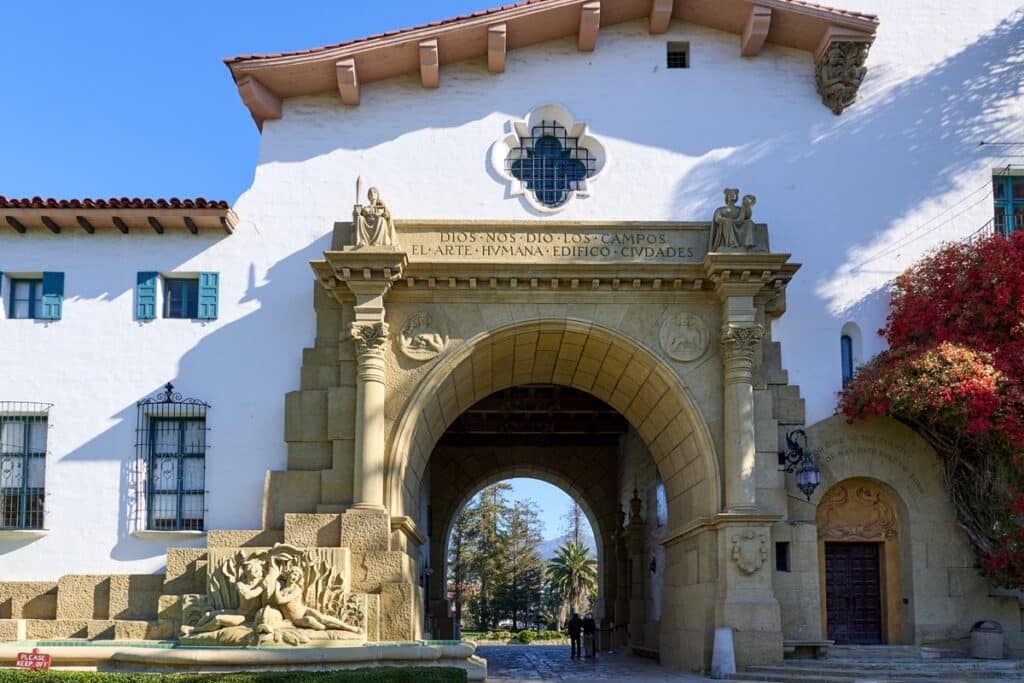 entrée spanish revival palais de justice du comté de Santa Barbara