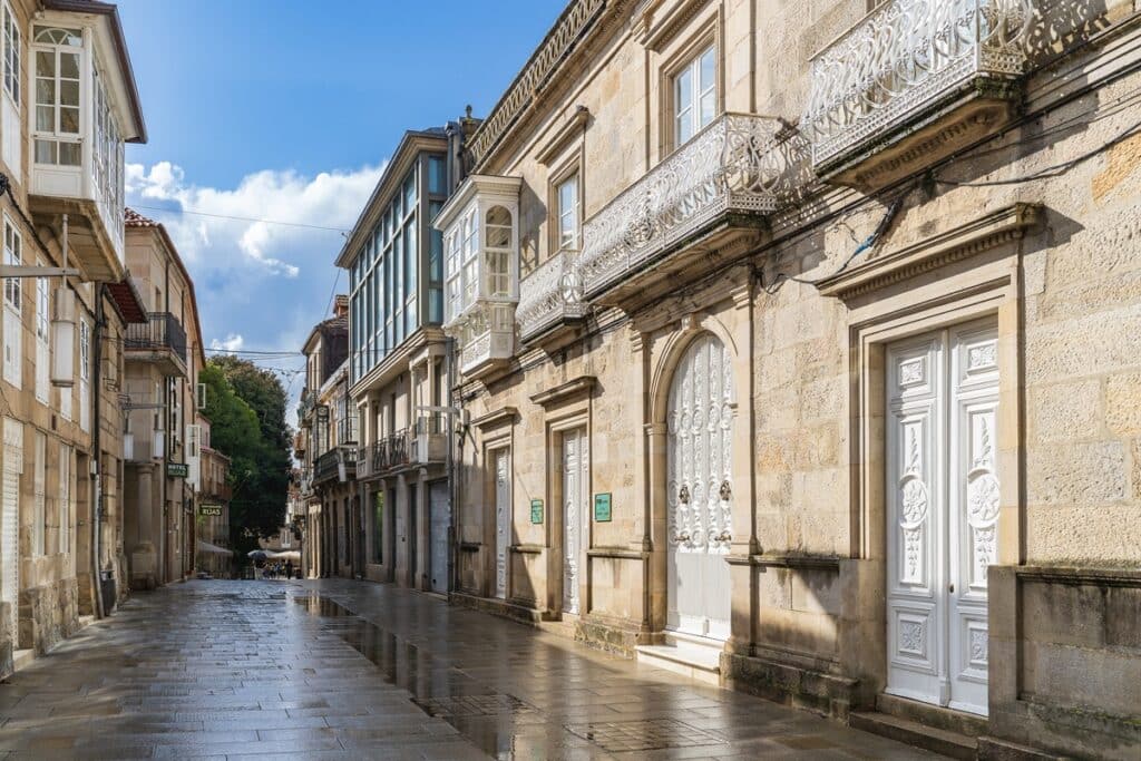 rue de maisons anciennes en granite à Pontevedra